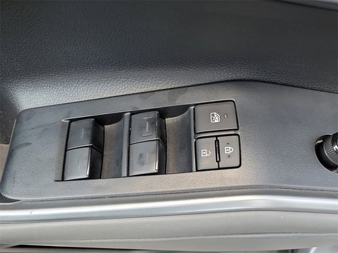 Used 2022 Toyota Highlander XLE image 19