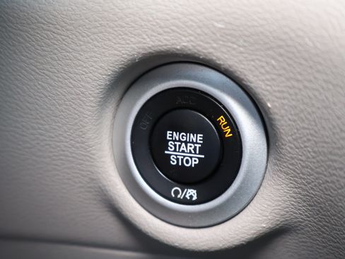 Used 2024 Chrysler Pacifica Touring-L FWD image 18