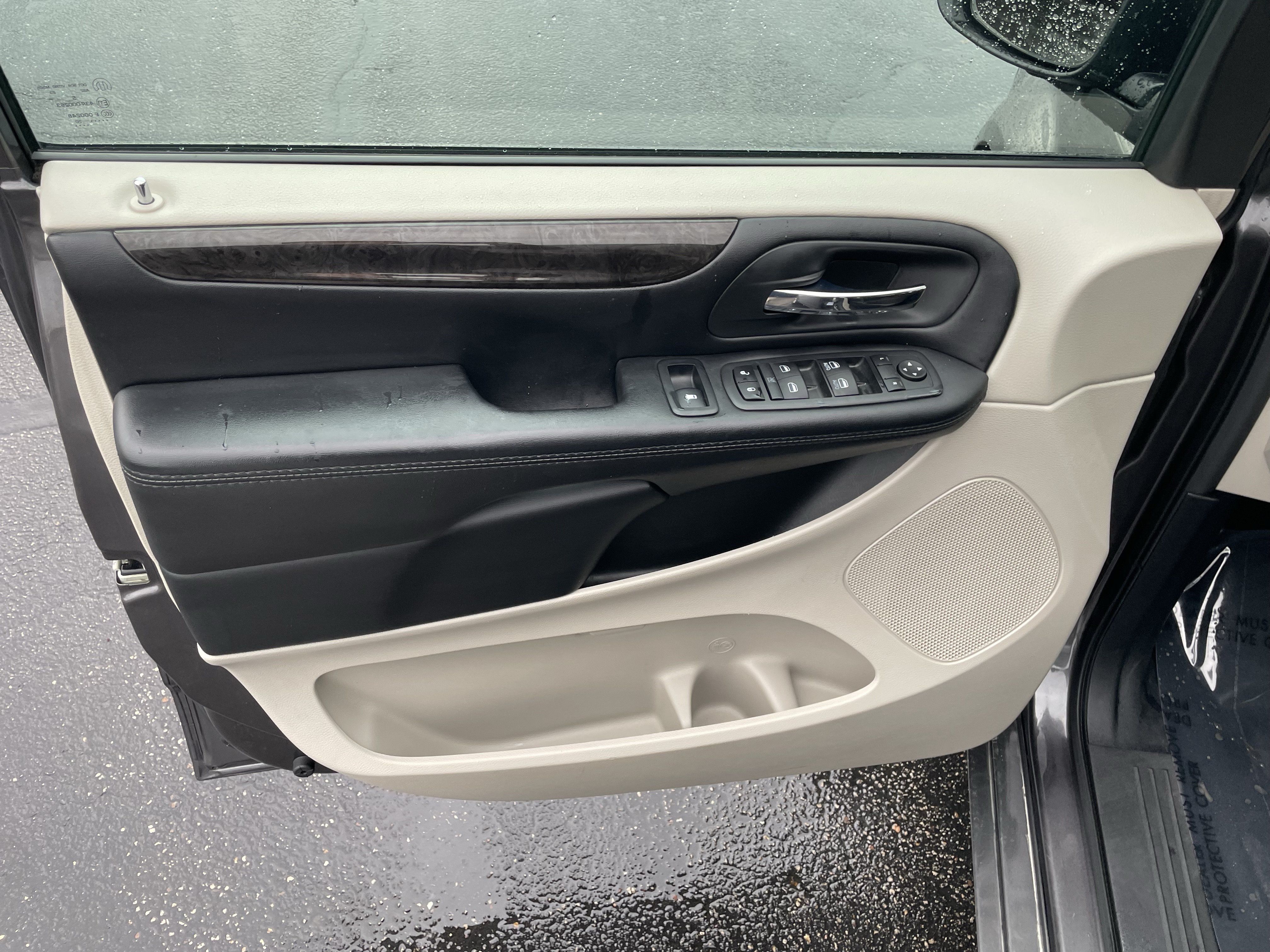 Used 2020 Dodge Grand Caravan SE FWD image 12