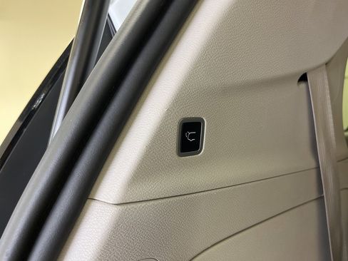 Used 2022 Chrysler Voyager LX image 17