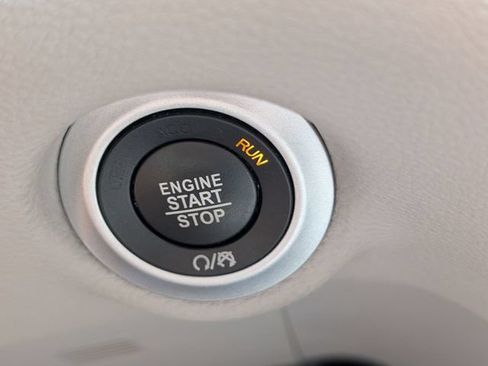 Used 2018 Chrysler Pacifica Limited w/ Tire & Wheel Group FWD image 24