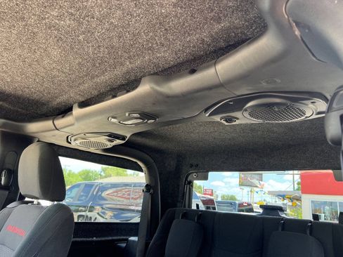 Used 2018 Jeep Wrangler Rubicon AWD/4WD image 15