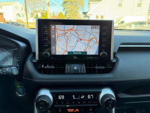 Used 2021 Toyota RAV4 Limited image 11