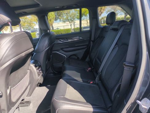 Used 2022 Jeep Grand Cherokee Altitude image 16