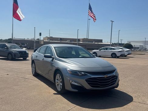 Used 2025 Chevrolet Malibu LT FWD image 2