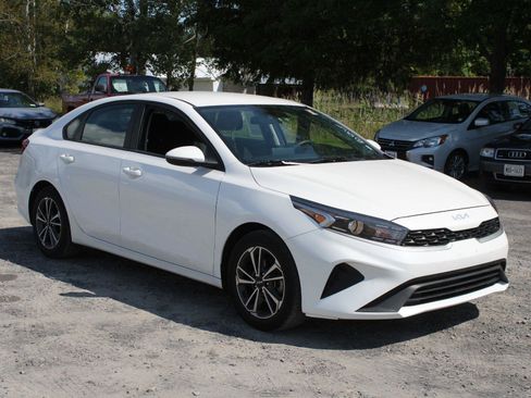 Used 2023 Kia Forte LXS w/ LXS Technology Package FWD image 3