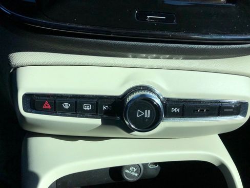 Used 2023 Volvo XC40 B5 Ultimate w/ Protection Package Premier image 29