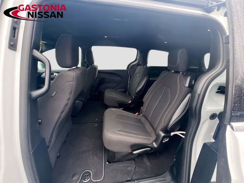 Used 2024 Chrysler Pacifica Touring image 32