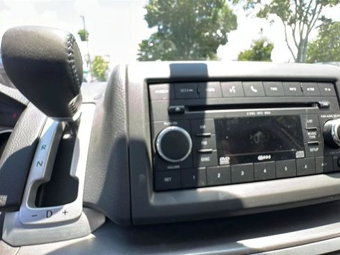 Used 2010 Volkswagen Routan SE FWD image 37