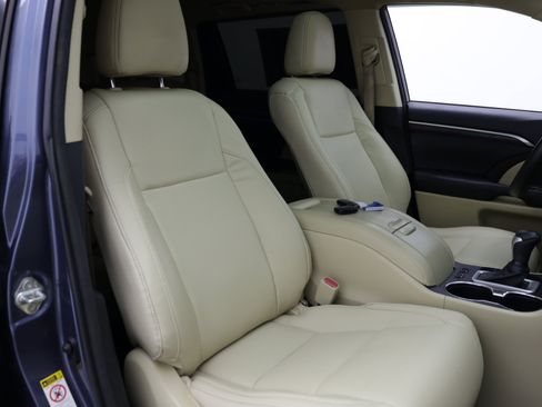 Used 2016 Toyota Highlander Limited w/ Driver Technology Package FWD image 45