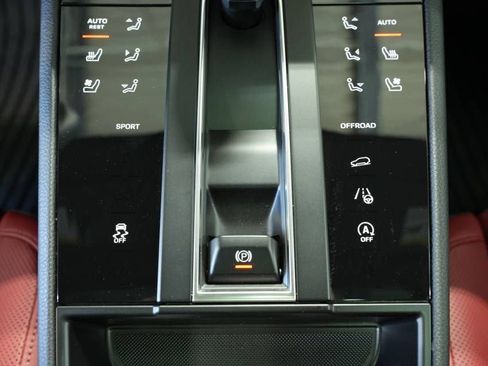 Certified 2025 Porsche Macan image 22