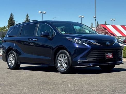 Certified 2024 Toyota Sienna XLE FWD image 5