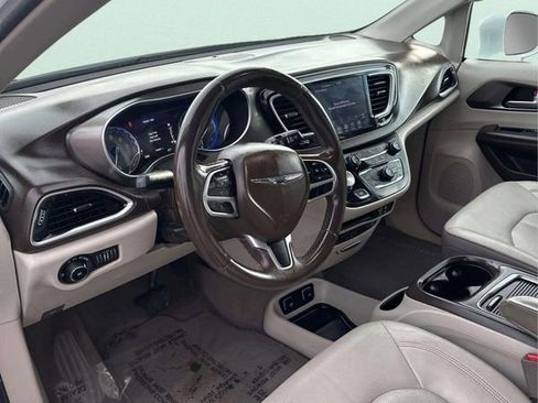 Used 2018 Chrysler Pacifica Touring-L Plus image 19