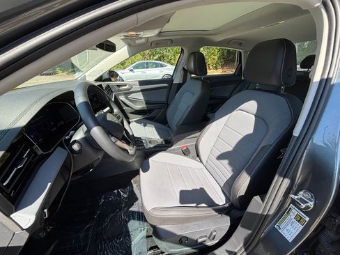 Used 2025 Volkswagen Jetta SE image 36