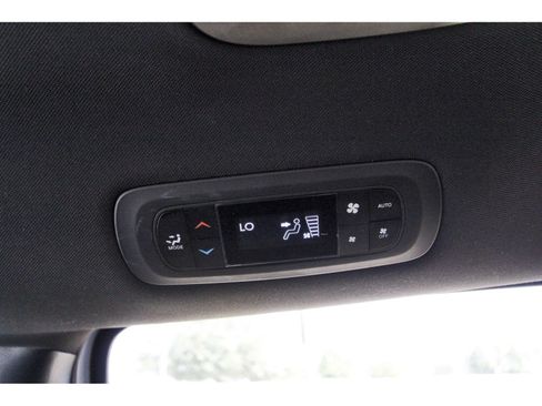 Used 2024 Chrysler Pacifica Limited FWD image 16