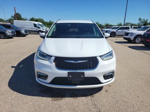 Used 2023 Chrysler Pacifica Touring-L FWD image 17