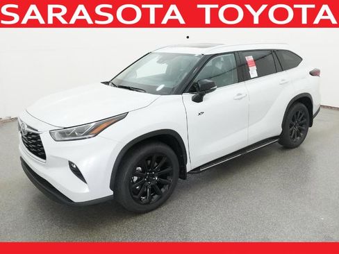 New 2026 Toyota Highlander AWD image 1