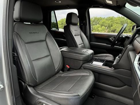 Used 2025 GMC Yukon Denali AWD/4WD image 32