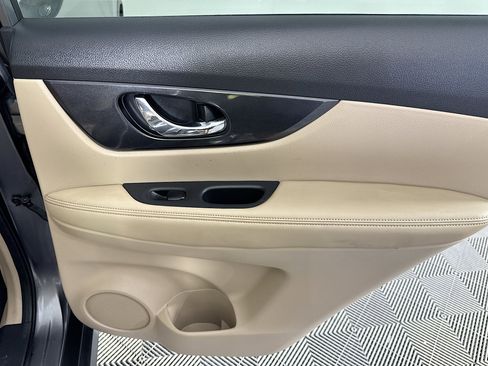 Used 2017 Nissan Rogue SV w/ SV Premium Package image 27