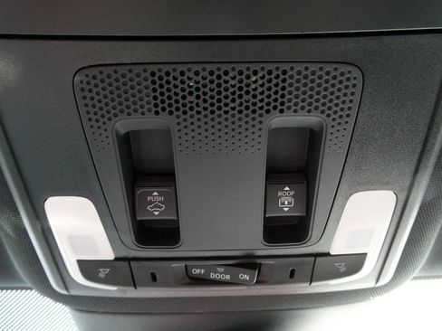 Used 2025 Honda Pilot Black Edition image 32