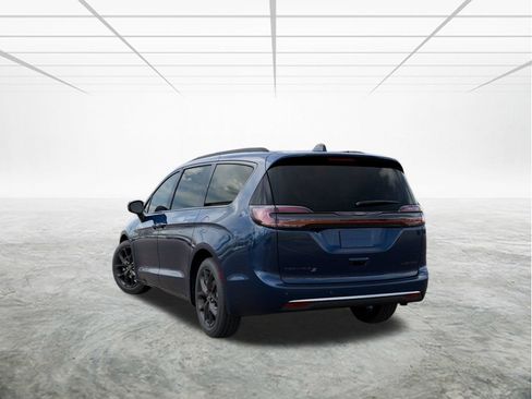 New 2025 Chrysler Pacifica Limited image 3
