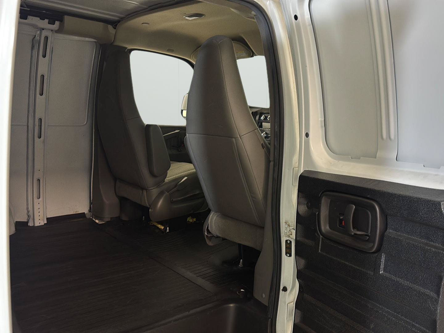Used 2016 Chevrolet Express 2500 RWD image 19