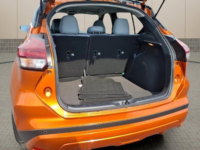 Used 2023 Nissan Kicks SR w/ SR Premium Package FWD image 11