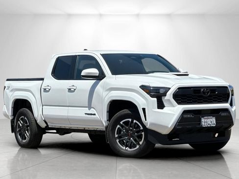 Used 2025 Toyota Tacoma TRD Sport AWD/4WD image 1