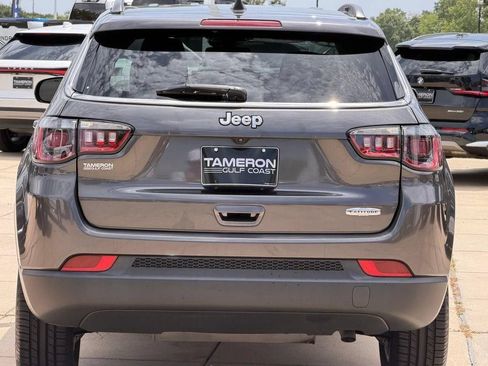 Used 2022 Jeep Compass Latitude FWD image 3