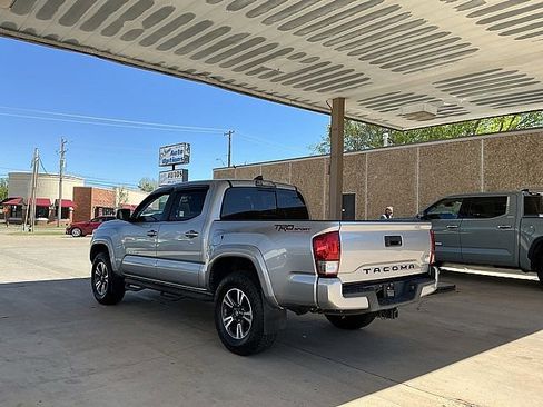 Used 2017 Toyota Tacoma TRD Sport w/ Tow Package image 7