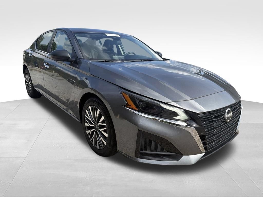Used 2025 Nissan Altima 2.5 SV FWD image 19