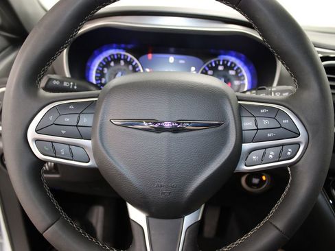 Used 2025 Chrysler Pacifica Select FWD image 37