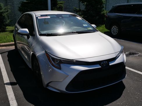 Certified 2021 Toyota Corolla LE FWD image 3