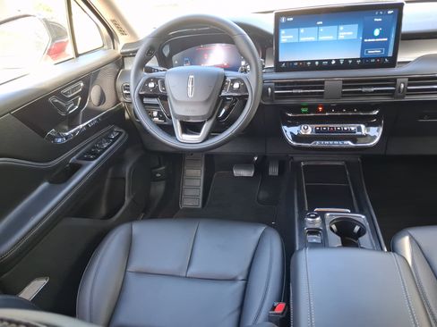 Certified 2025 Lincoln Corsair FWD image 8