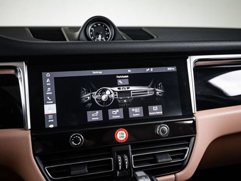 Certified 2023 Porsche Macan AWD/4WD image 18