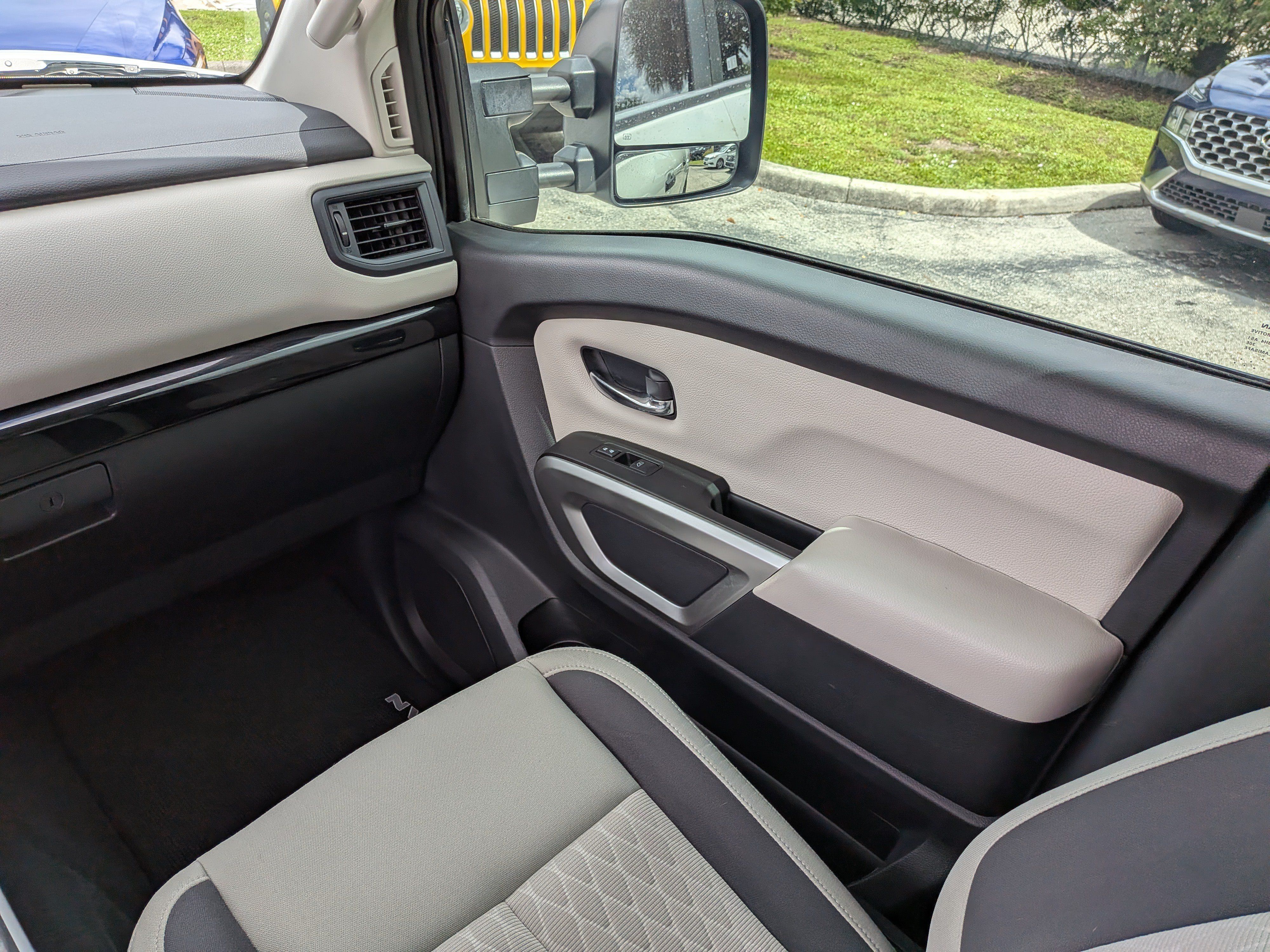 Used 2024 Nissan Titan SV w/ SV Convenience Package RWD image 18