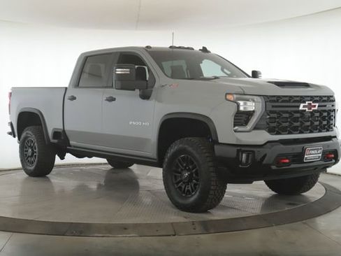 Used 2025 Chevrolet Silverado 2500 ZR2 image 2