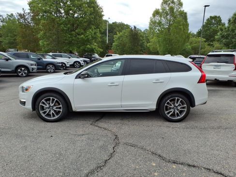 Used 2016 Volvo V60 T5 Cross Country Platinum AWD/4WD image 8