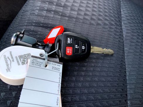 Used 2014 Toyota Camry SE FWD image 13