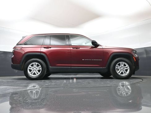 Used 2024 Jeep Grand Cherokee Laredo AWD/4WD image 39