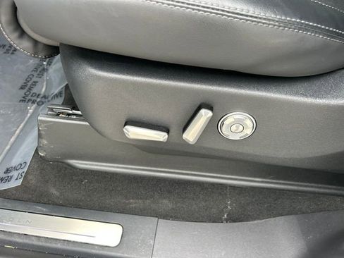 Used 2025 Lincoln Navigator Reserve image 33