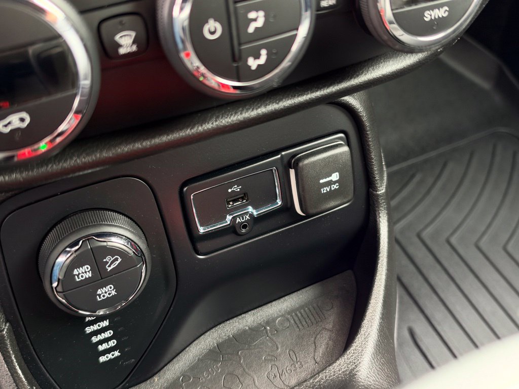 Used 2015 Jeep Renegade Trailhawk w/ Premium Leather Group AWD/4WD image 24