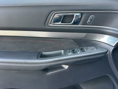Used 2019 Ford Explorer XLT w/ Equipment Group 202A FWD image 12