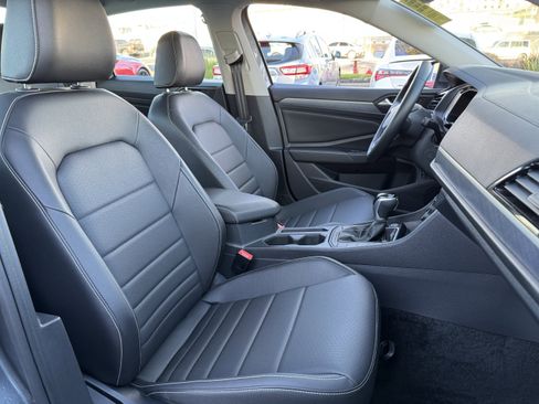 Certified 2024 Volkswagen Jetta SE w/ Panoramic Sunroof Package image 35