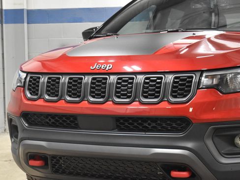 Used 2025 Jeep Compass Trailhawk AWD/4WD image 32