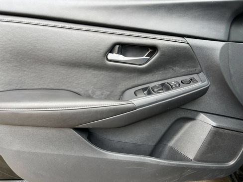 Used 2025 Nissan Sentra SV FWD image 18