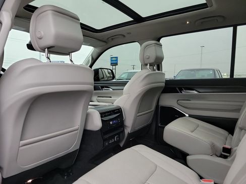 Used 2023 Jeep Wagoneer Series III w/ Premium Group I image 15