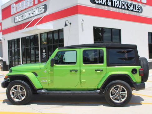 Used 2018 Jeep Wrangler Unlimited Sahara AWD/4WD image 6