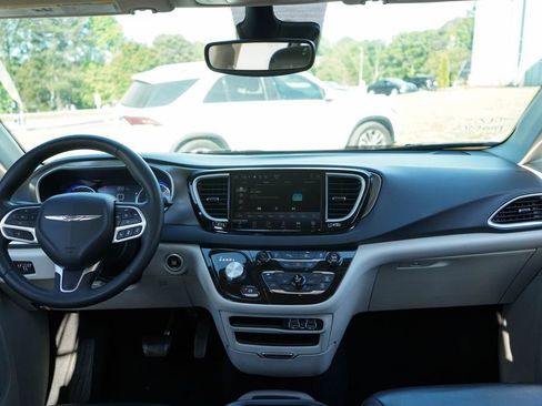 Used 2023 Chrysler Pacifica Touring-L image 8