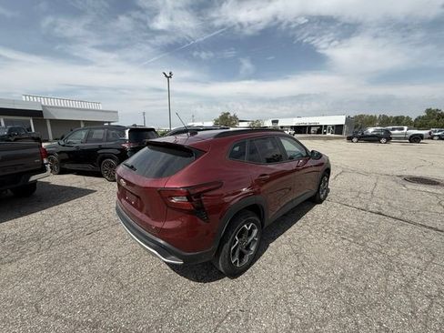 Used 2025 Chevrolet Trax LT w/ LT Convenience Package FWD image 4